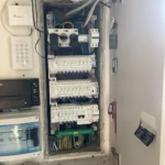 Rangement de câble sur tableau électrique