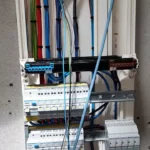 Installation d'un tableau électrique et rangement des câbles