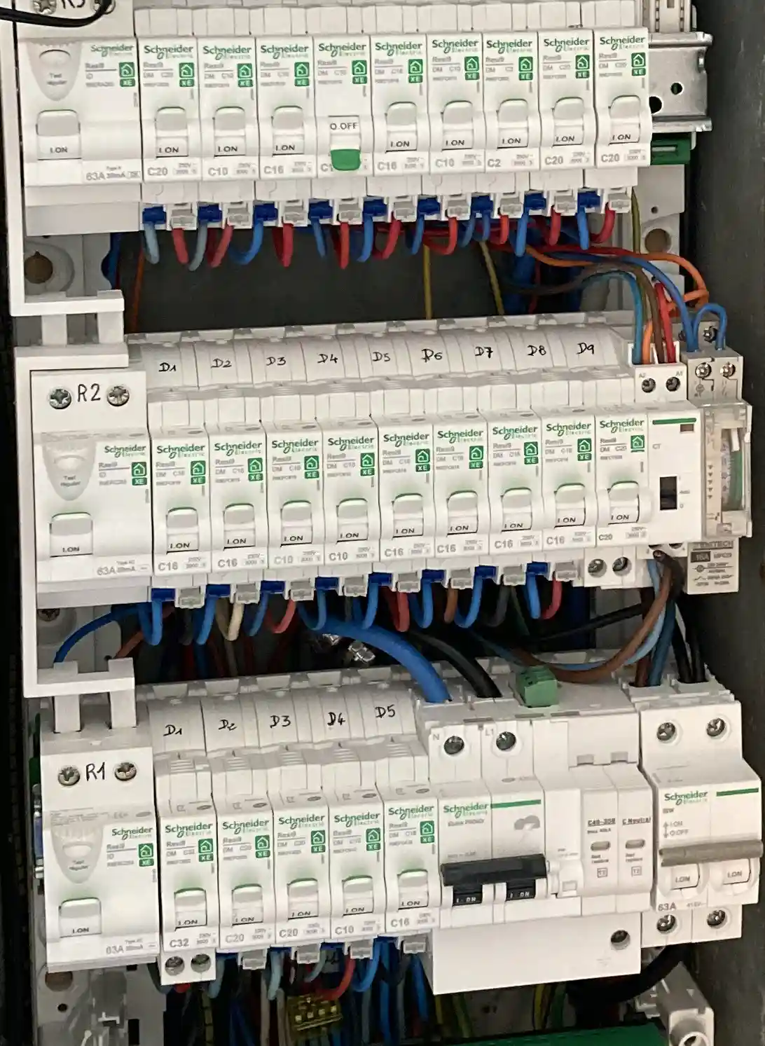 Rangement de câble sur tableau électrique